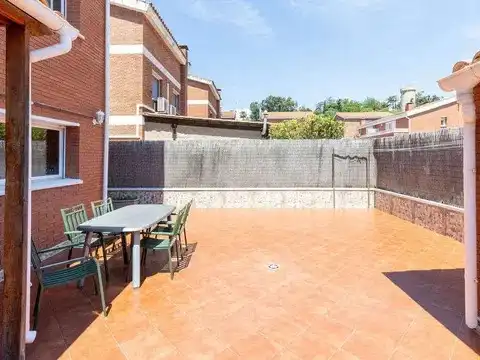 Casa aparellada amb terrassa en venda a Carrer Puigmal, imagen 23