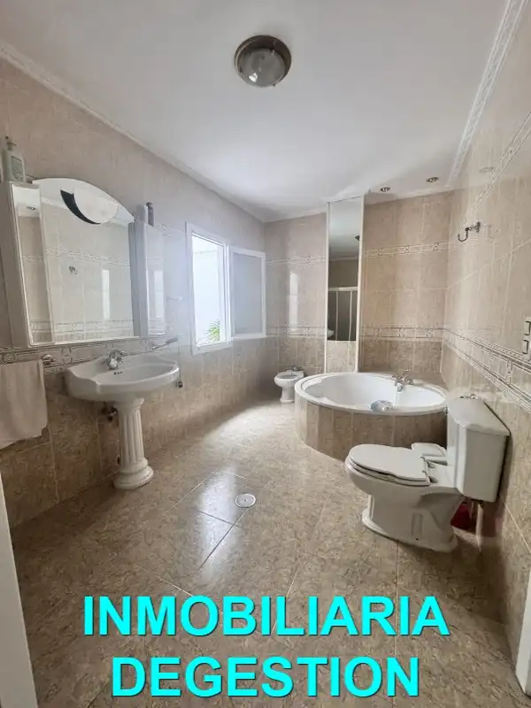 Badezimmer von Wohnung zum Verkauf in Linares mit Klimaanlage, Heizung und Terrasse