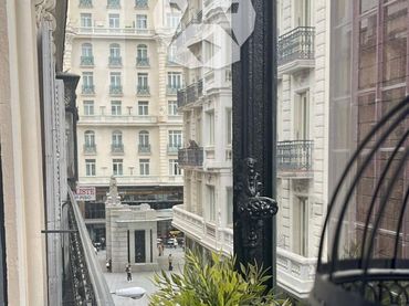 Pis amb balcó de lloguer a Caballero de Gracia 6