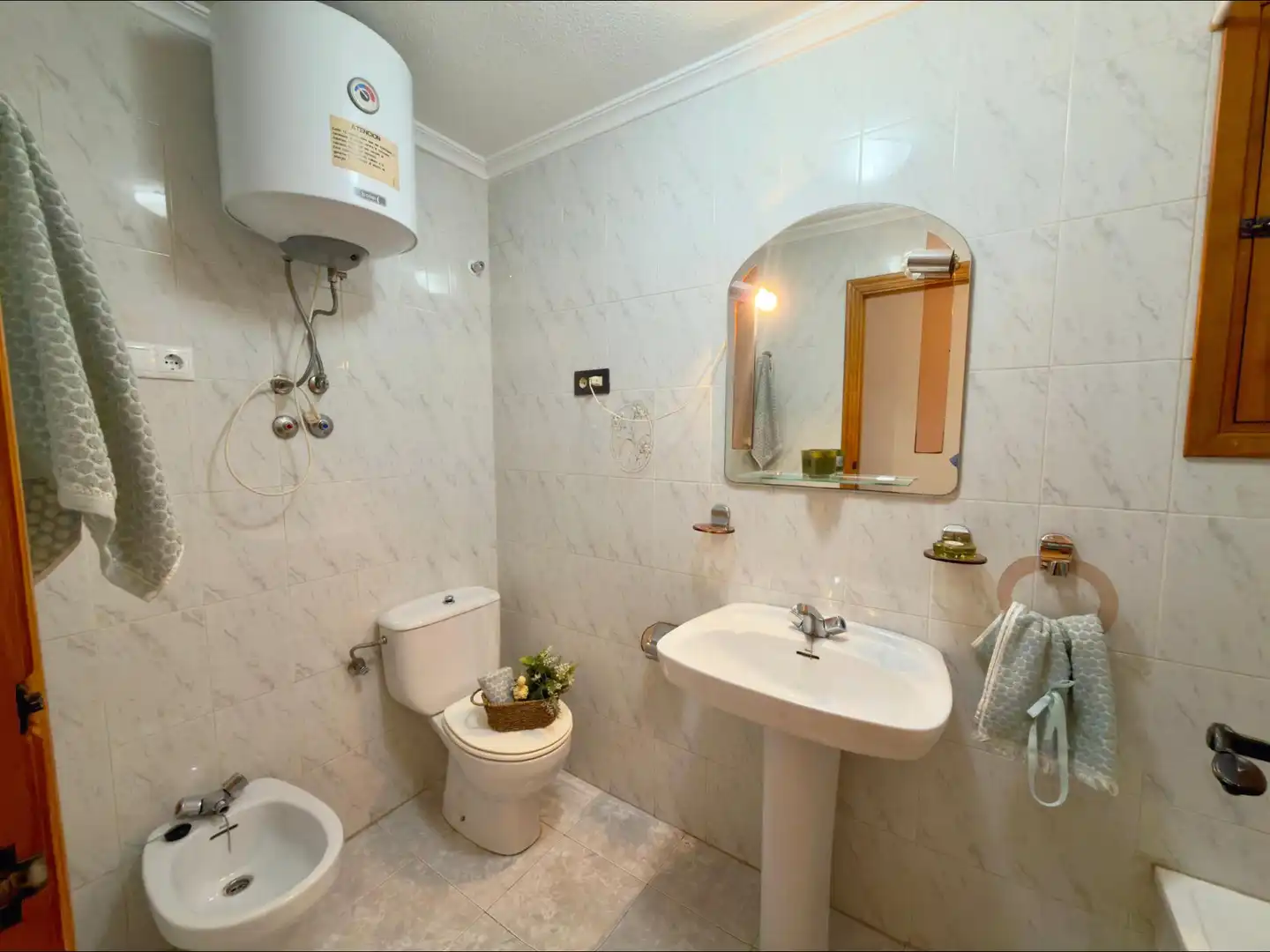 Baño de Apartamento en venta en Torrevieja con Aire acondicionado, Terraza y Trastero