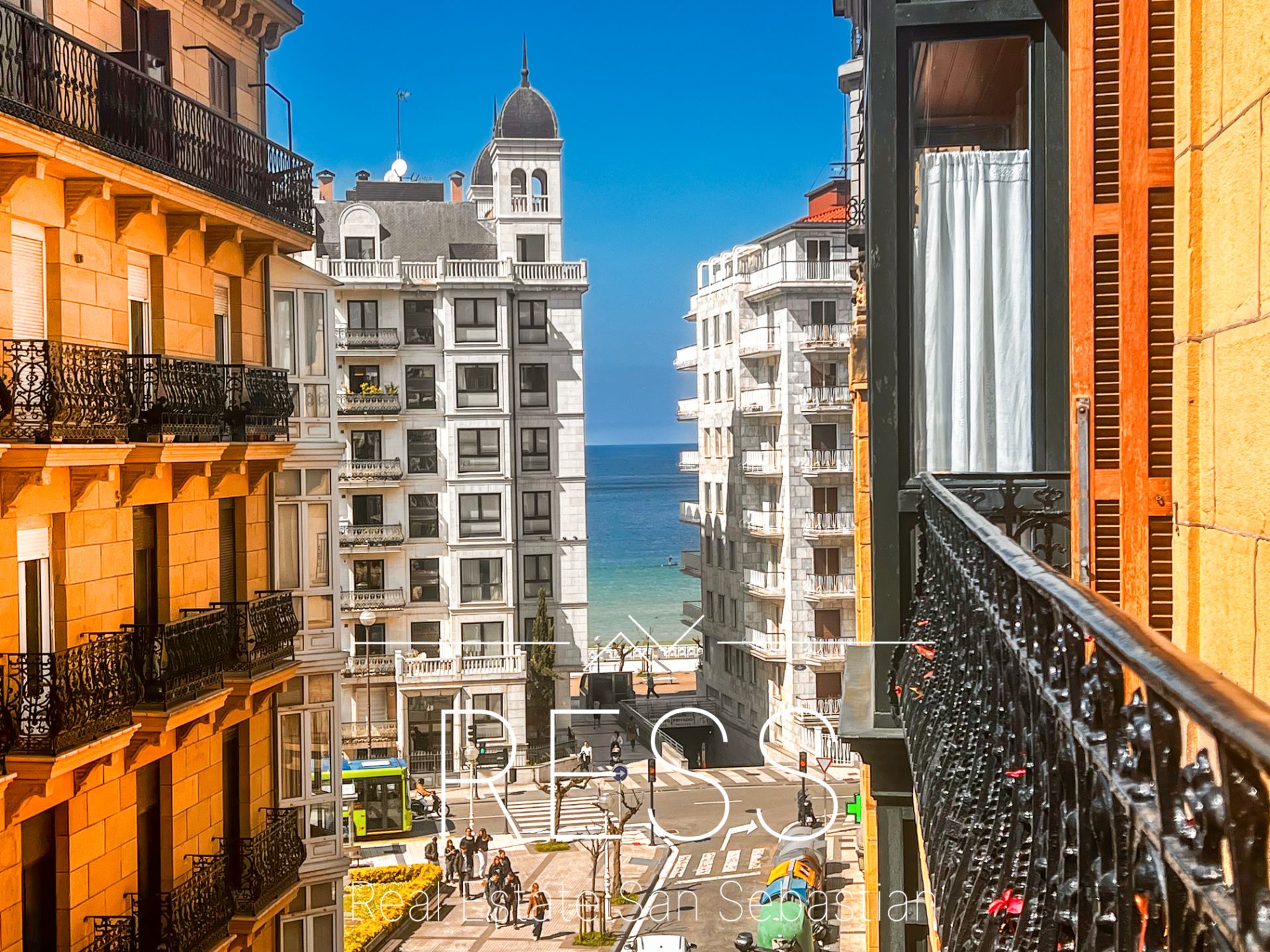 Vista exterior de Pis en venda en Donostia - San Sebastián  amb Calefacció i Moblat