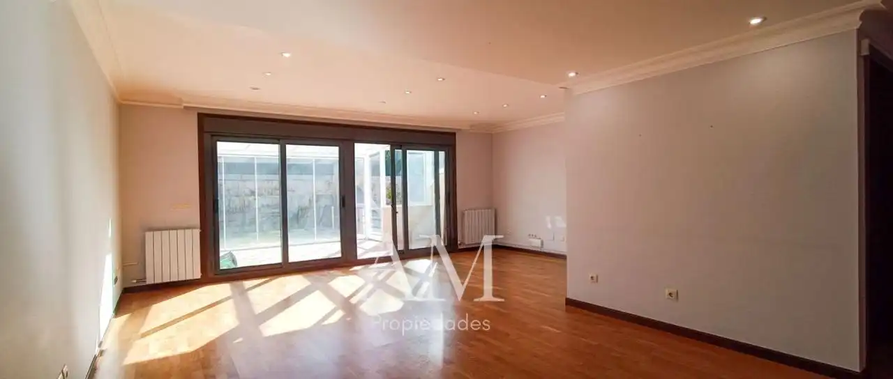 Sala d'estar de Casa o xalet en venda en Vigo  amb Calefacció, Jardí privat i Terrassa
