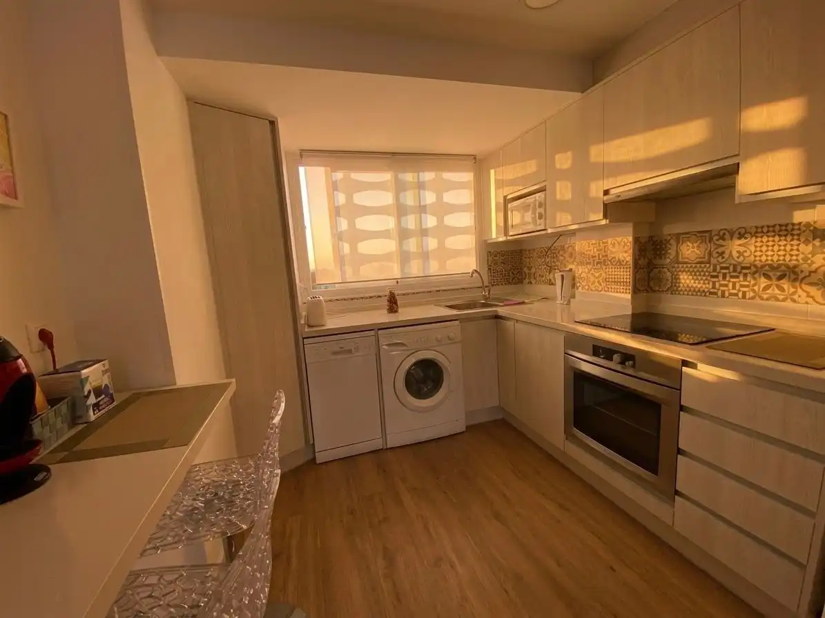 Cuina de Apartament de lloguer en Torrevieja amb Aire condicionat, Moblat i Rentadora
