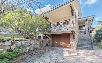 Vista exterior de Casa o xalet en venda en Navacerrada amb Calefacció, Jardí privat i Terrassa