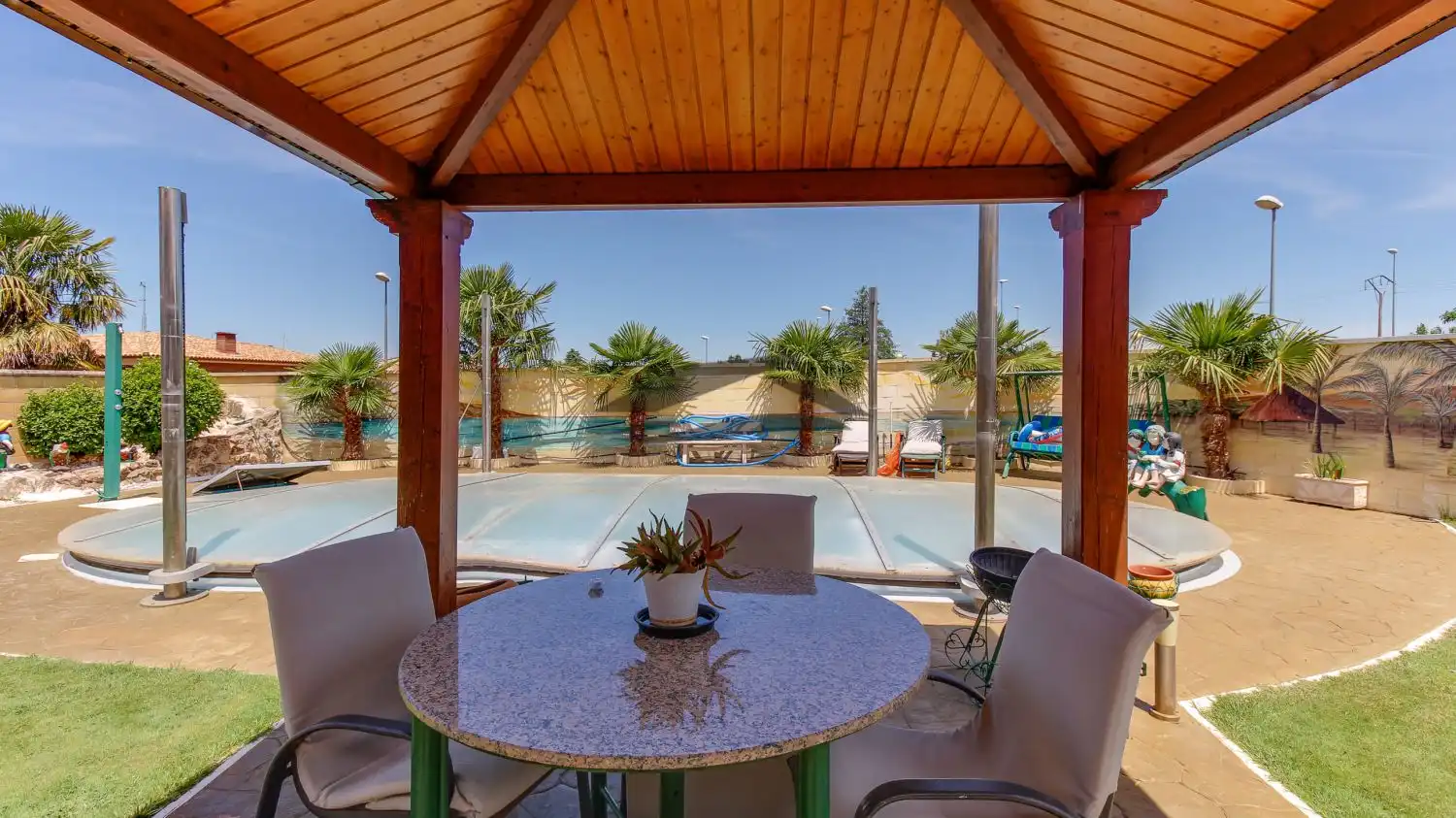 Detached house with pool for sale in Puente romano, imagen 4