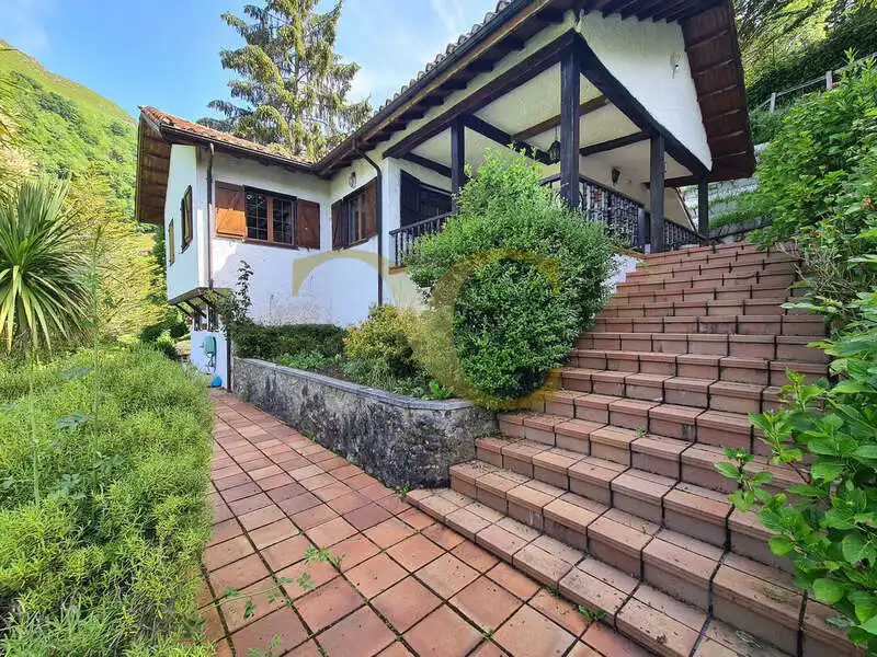 Vista exterior de Casa o chalet en venta en Caso con Calefacción, Jardín privado y Terraza