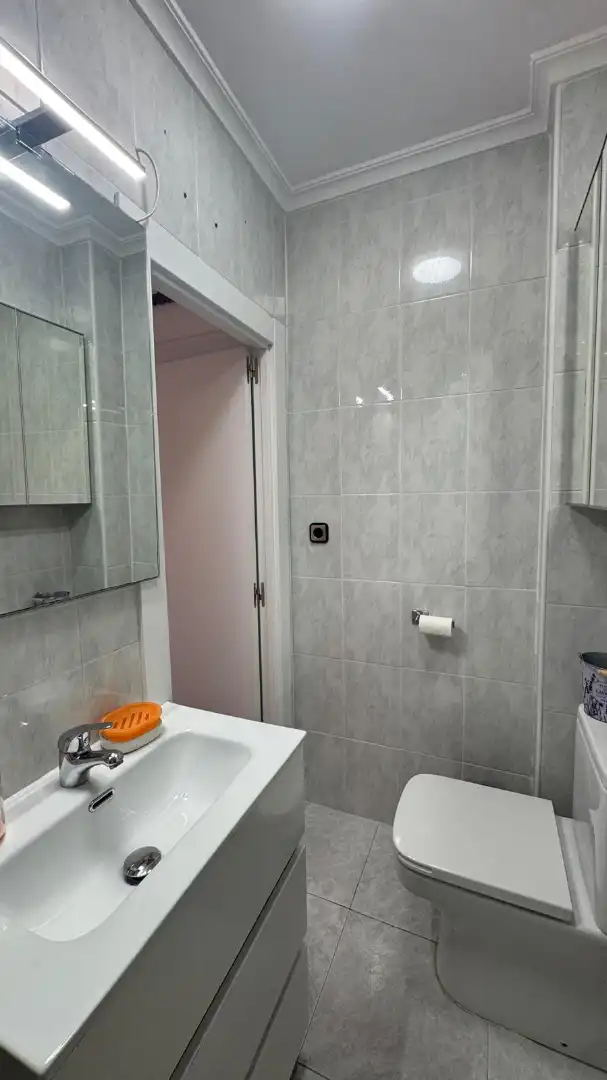 Badezimmer von Wohnung zur Miete in Santander mit Heizung, Parkett und Abstellraum