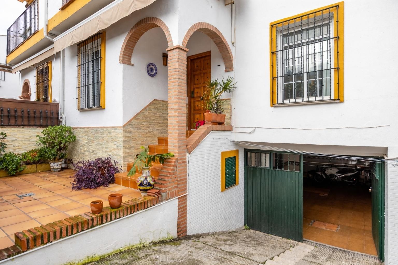 Exterior view of Single-family semi-detached for sale in  Sevilla Capital  with Air Conditioner, Private garden and Terrace