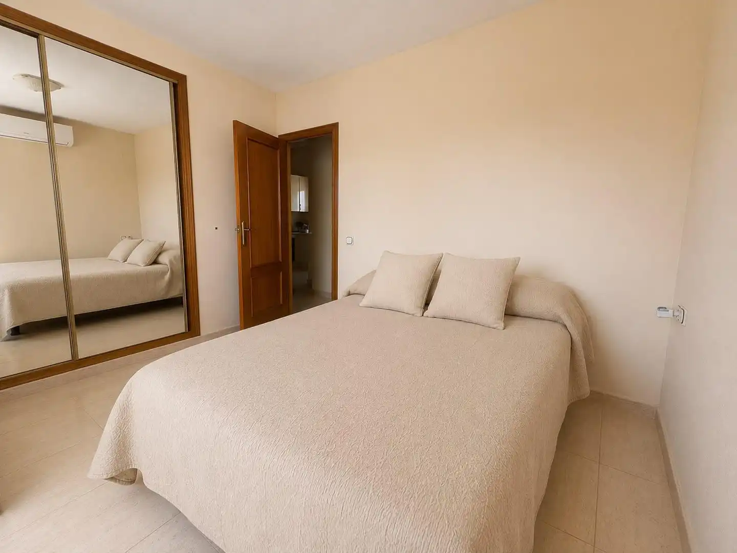 Dormitori de Casa adosada en venda en Polop amb Aire condicionat, Jardí privat i Terrassa