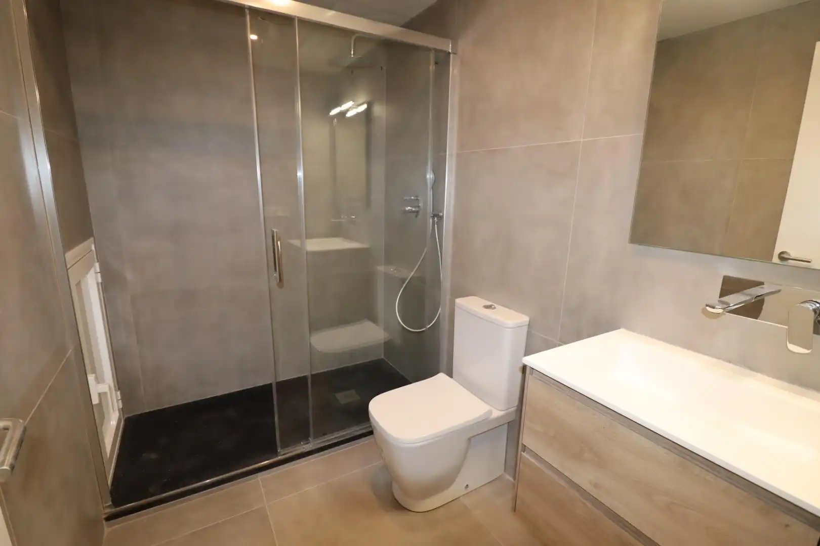 Baño de Casa adosada de alquiler en Rocafort con Aire acondicionado, Calefacción y Jardín privado