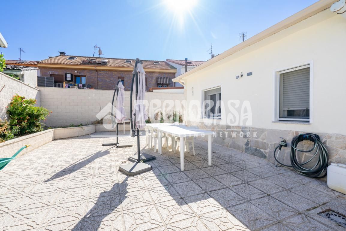 Terrassa de Casa adosada en venda en Colmenar Viejo amb Calefacció, Jardí privat i Terrassa