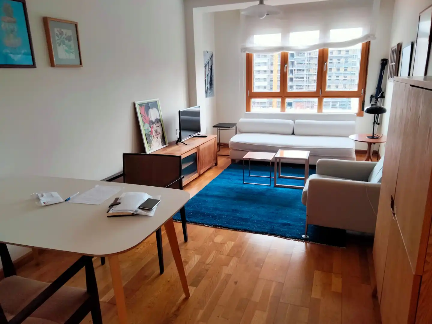 Sala d'estar de Pis de lloguer en Gijón  amb Calefacció, Parquet i Moblat