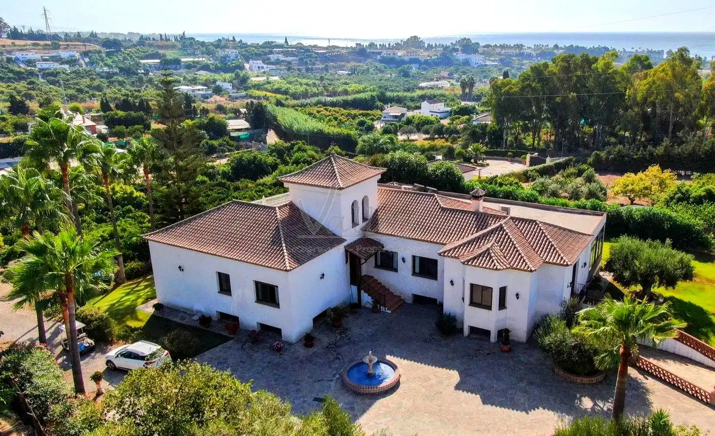 Vista exterior de Finca rústica en venda en Estepona amb Jardí privat, Terrassa i Traster