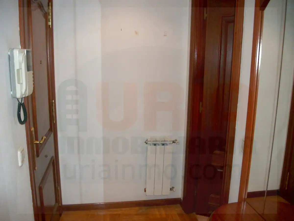 Dormitori de Apartament de lloguer en Oviedo  amb Calefacció, Parquet i Moblat