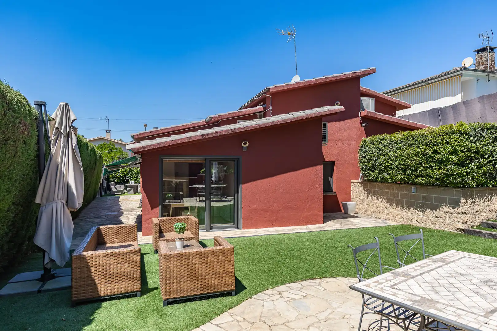 Vista exterior de Casa o xalet en venda en Castellar del Vallès amb Aire condicionat, Calefacció i Jardí privat