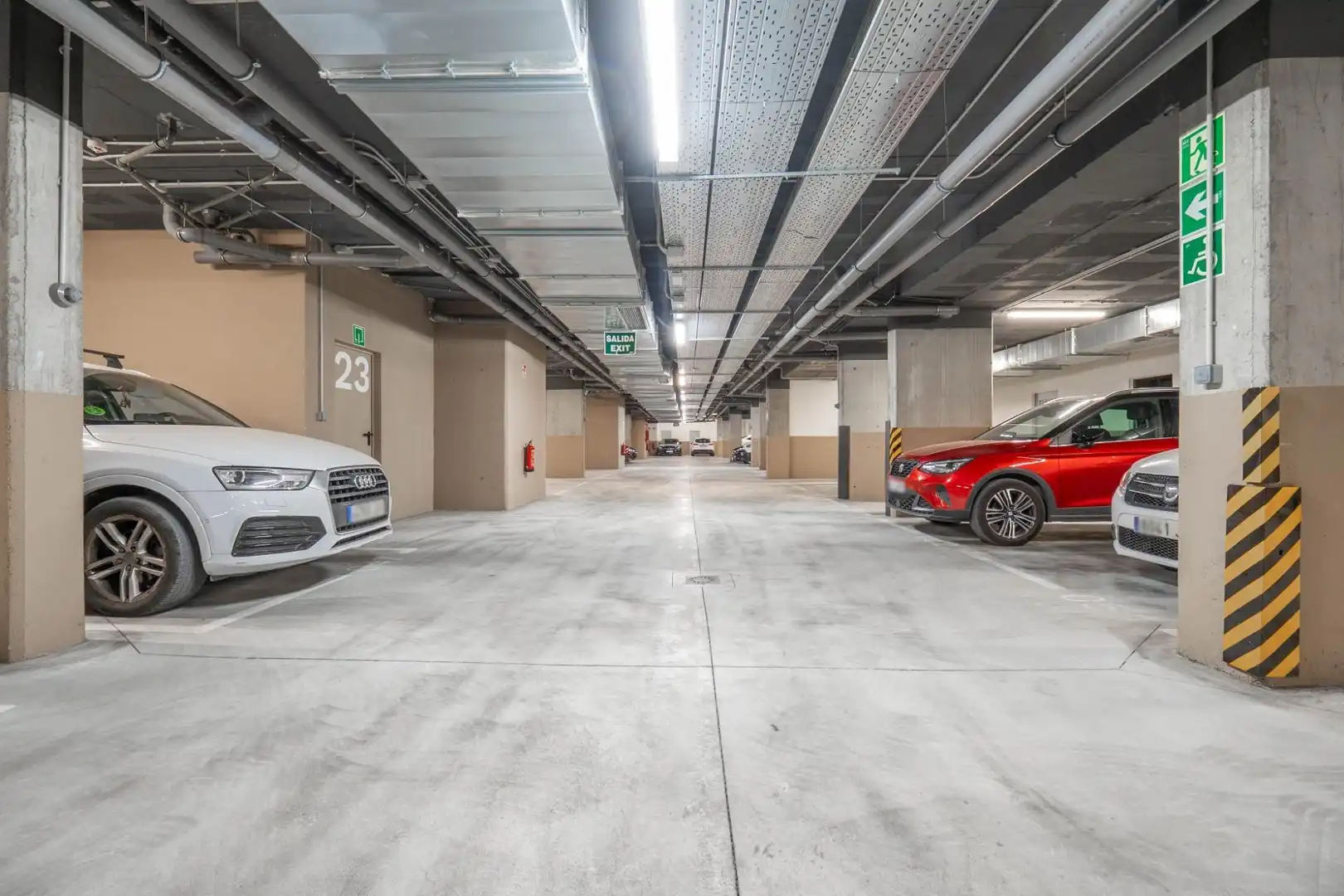 Parking de Piso en venta en Granada con Calefacción, Amueblado y Piscina comunitaria