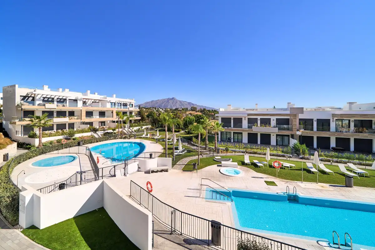 Vista exterior de Piso en venta en Estepona con Terraza, Trastero y Jacuzzi