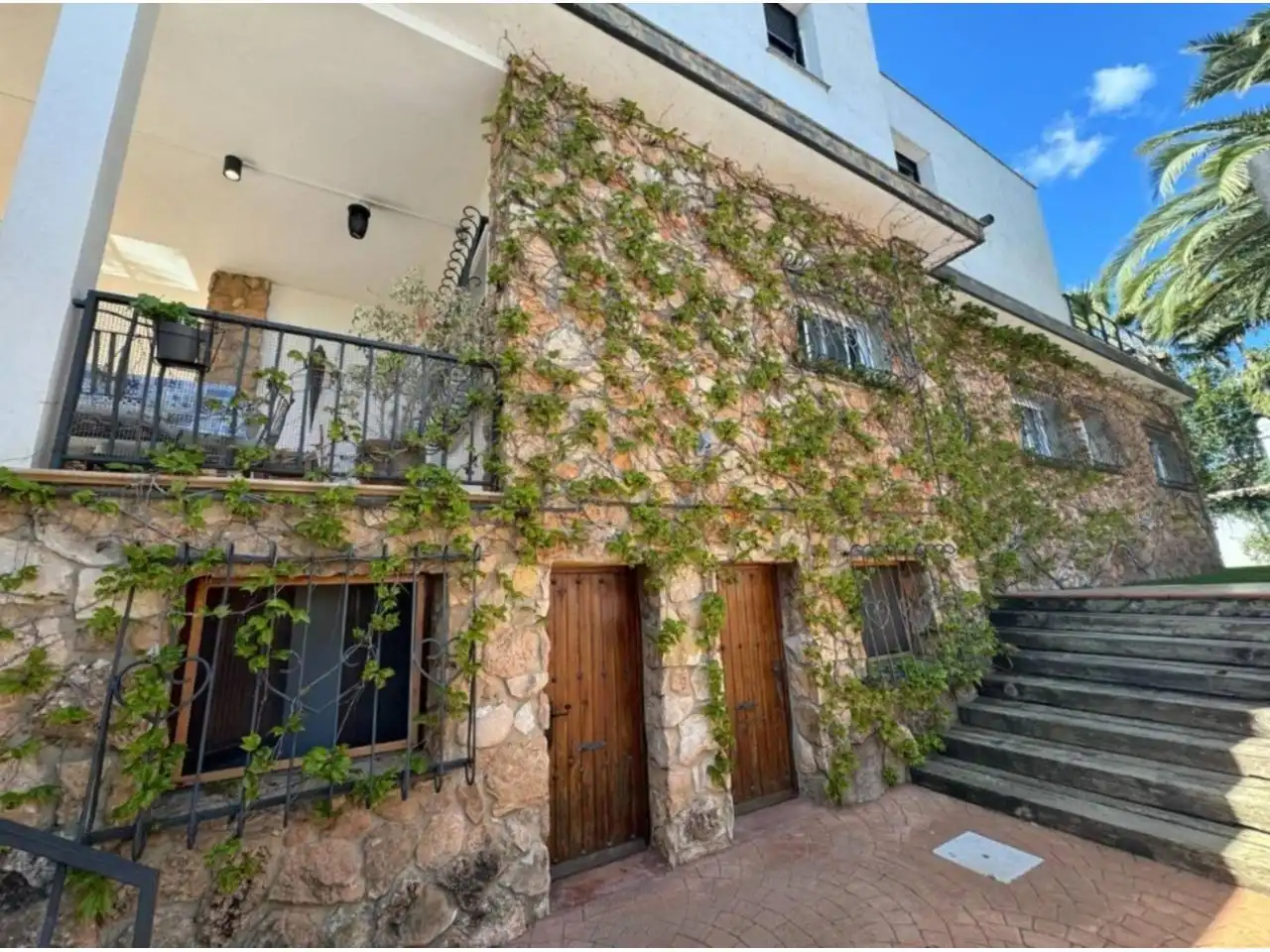 Vista exterior de Casa o xalet en venda en Riba-roja de Túria amb Aire condicionat, Calefacció i Jardí privat