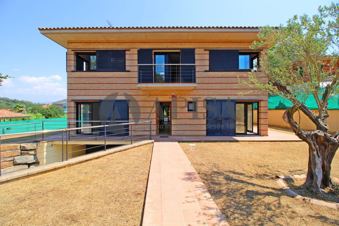 Exterior view of House or chalet to rent in Vilanova del Vallès  with Air Conditioner, Heating and Terrace