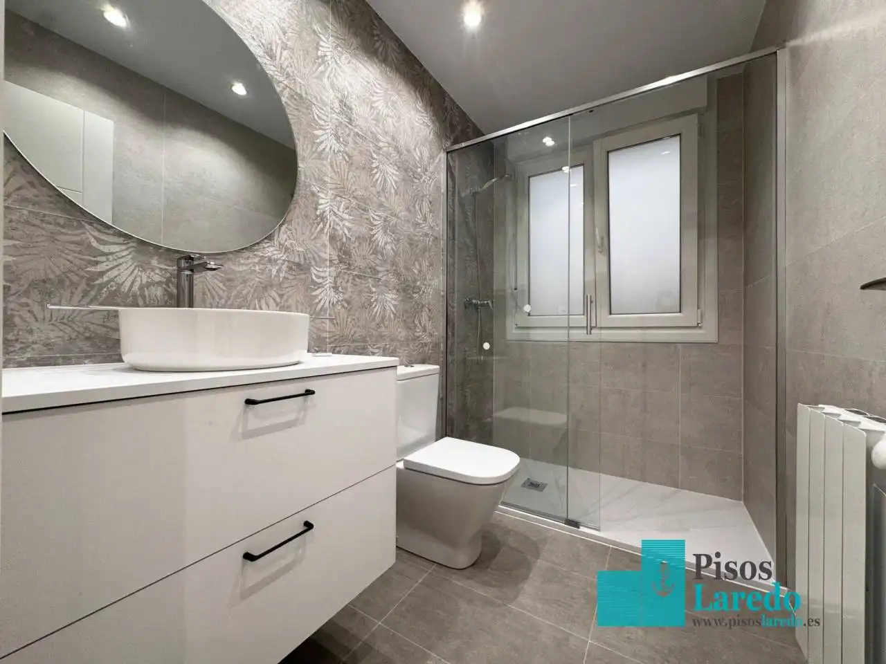 Badezimmer von Wohnung zum Verkauf in Laredo mit Heizung