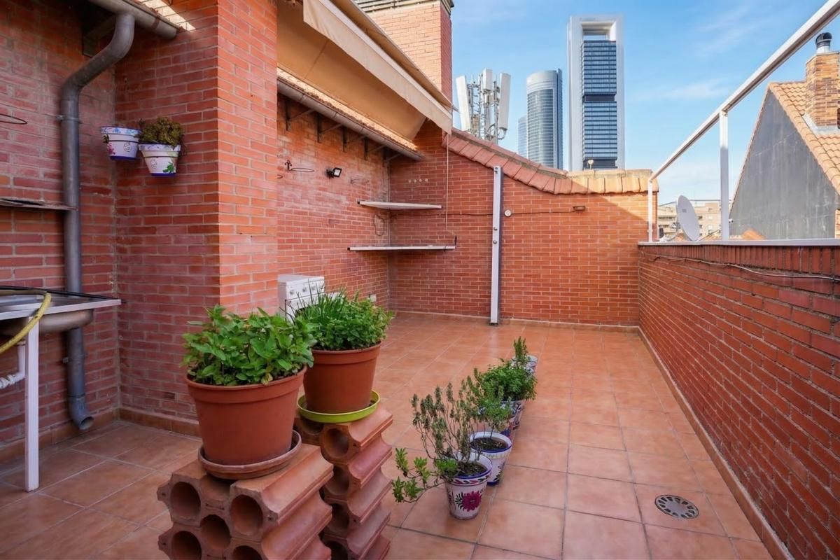 Terraza de Piso en venta en  Madrid Capital con Calefacción, Jardín privado y Terraza