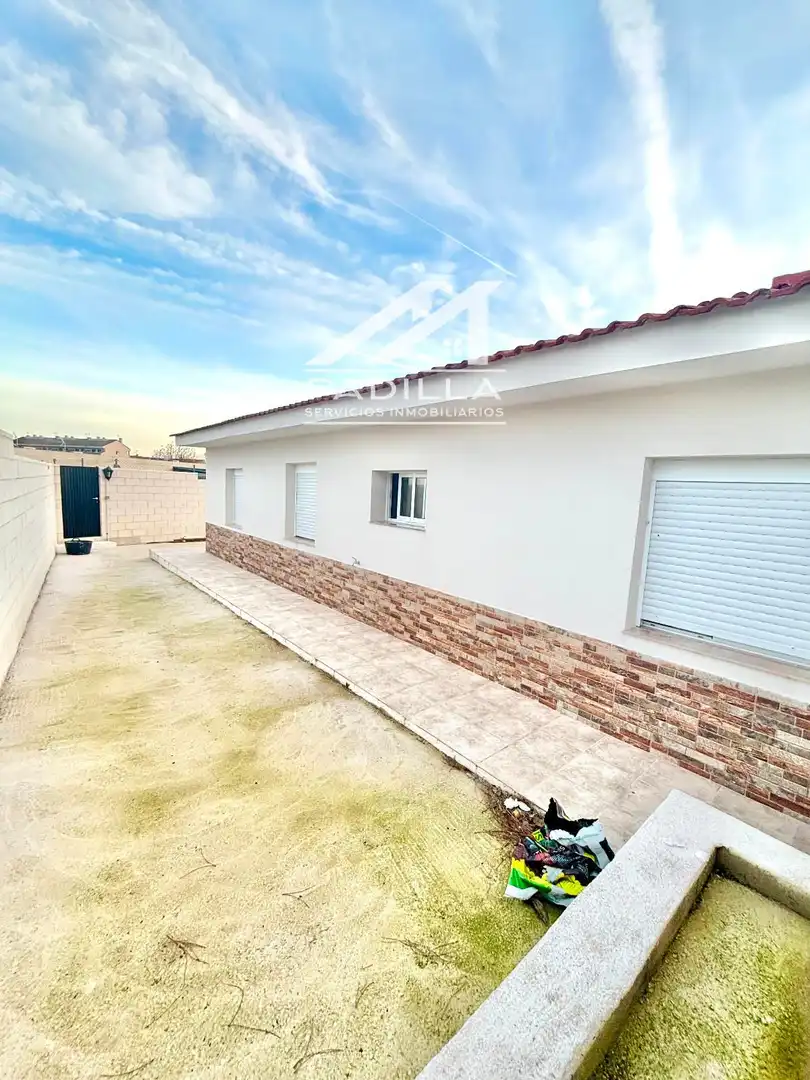 Vista exterior de Casa adosada en venta en El Viso de San Juan con Calefacción