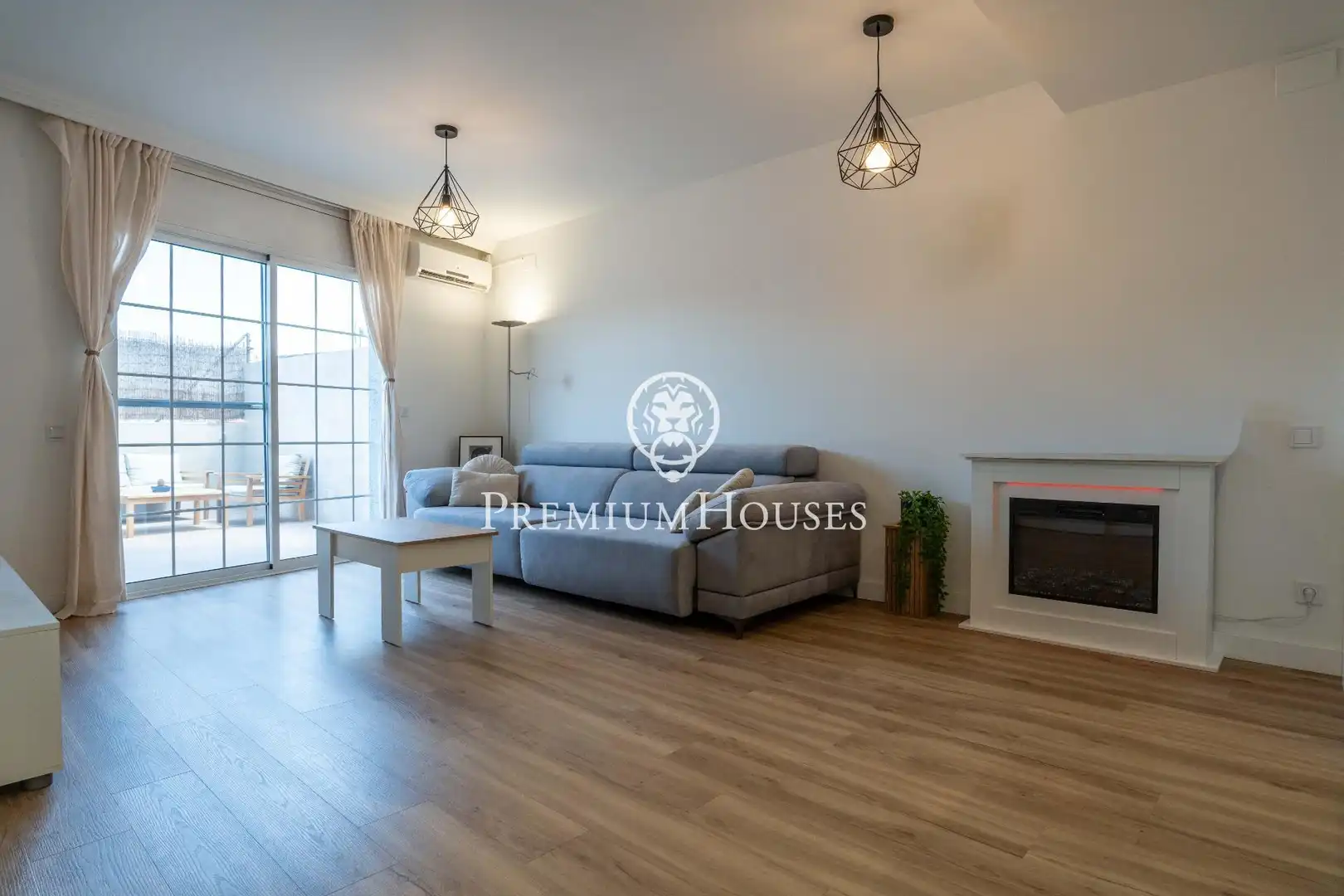 Living room of Detached homes for sale in Vilanova i la Geltrú  with Air Conditioner, Heating and Storage room