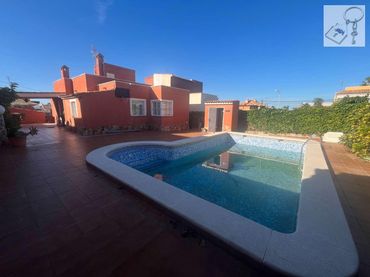 Xalet amb piscina en venda a Nueva Torrevieja - Aguas Nuevas