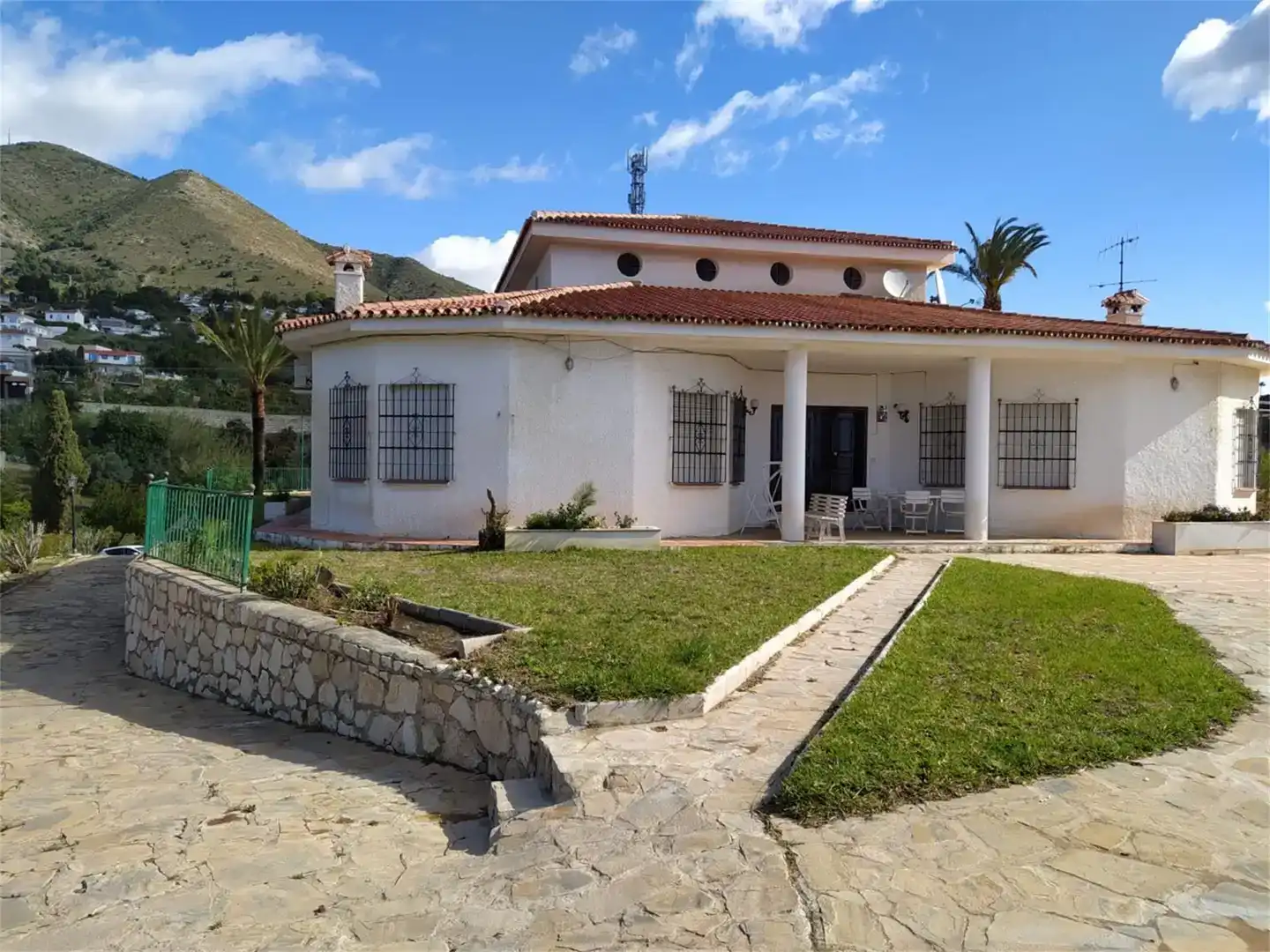 Vista exterior de Casa o xalet en venda en Benalmádena amb Aire condicionat i Piscina