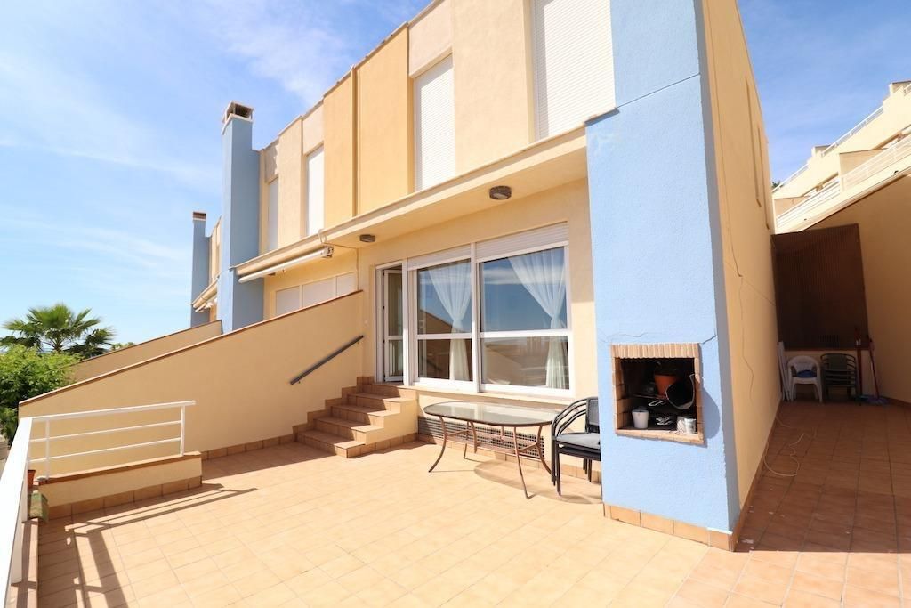 Vista exterior de Casa adosada en venda en Orihuela amb Terrassa