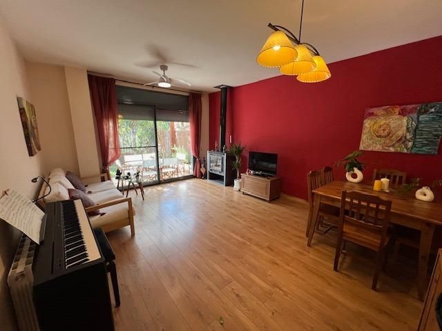 Sala d'estar de Casa adosada en venda en Salomó amb Calefacció, Jardí privat i Terrassa