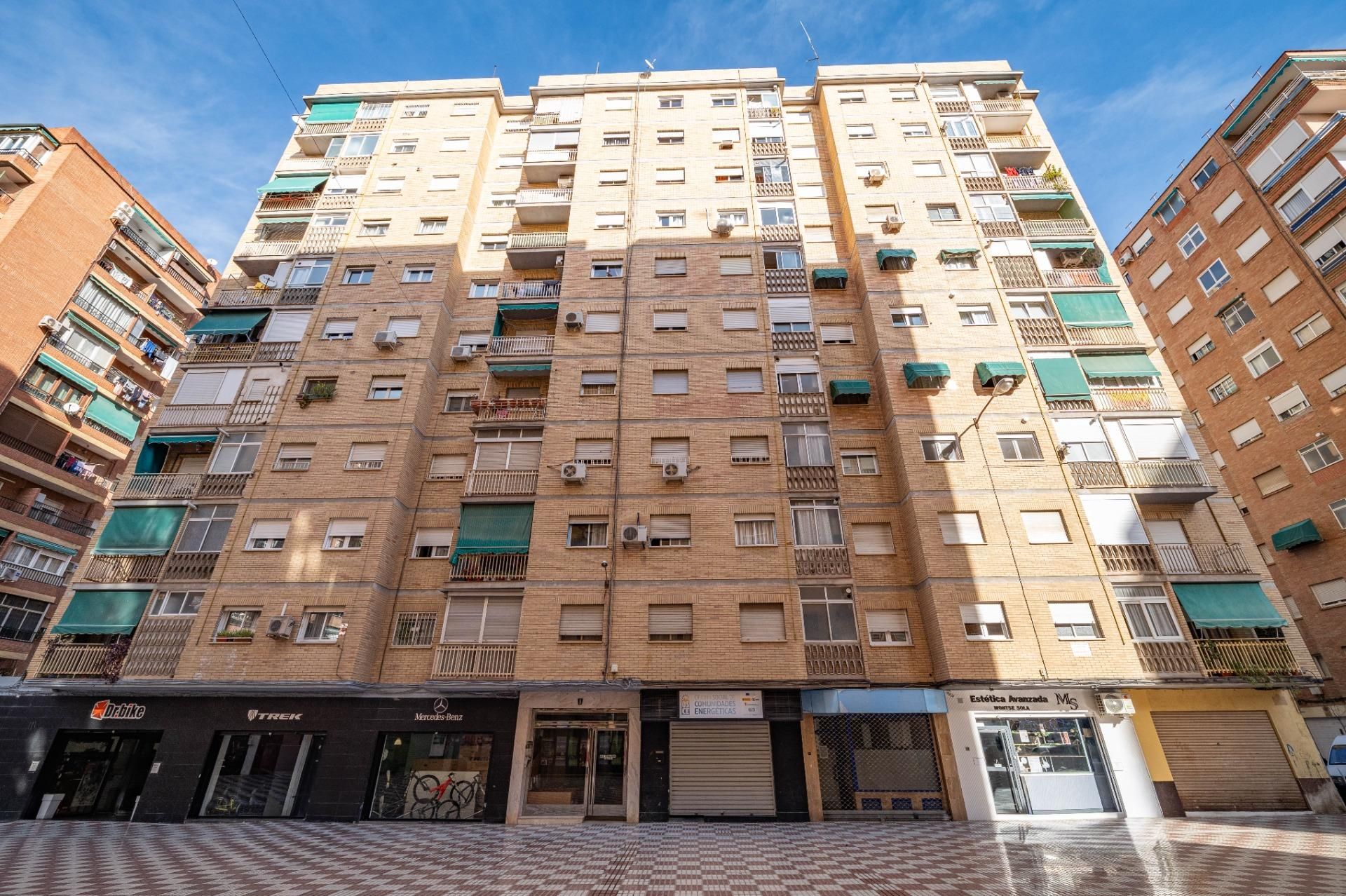 Vista exterior de Pis en venda en  Granada Capital amb Balcó