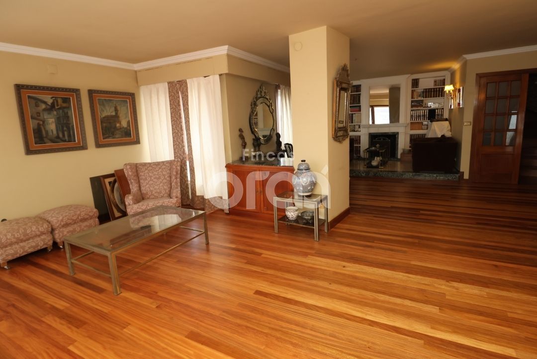 Sala d'estar de Dúplex en venda en Santurtzi  amb Calefacció, Terrassa i Alarma