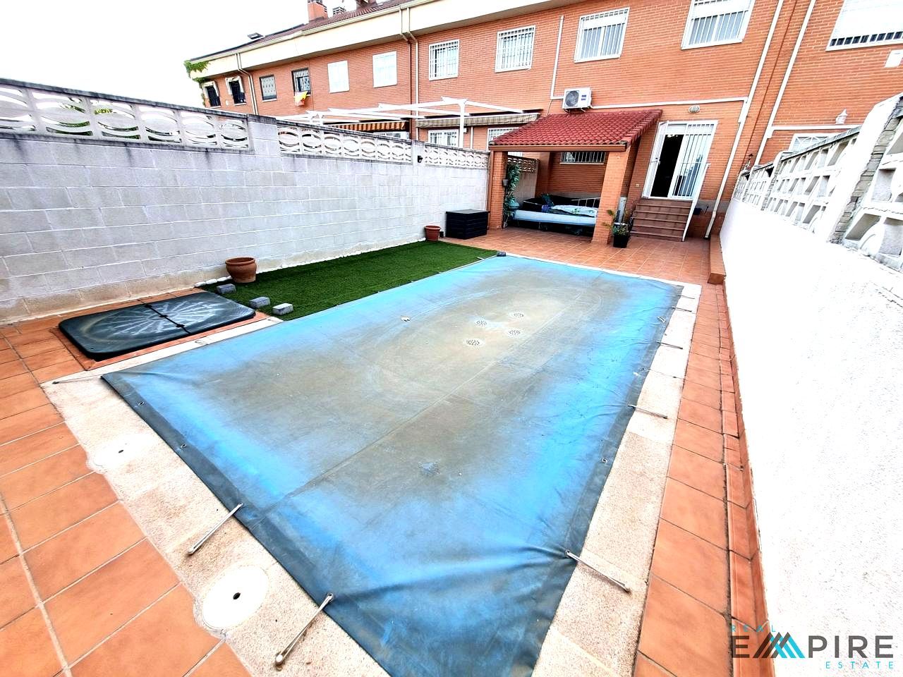 Jardí de Casa adosada en venda en Parla amb Aire condicionat, Calefacció i Terrassa