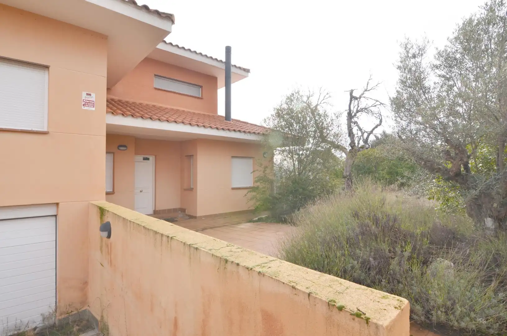 Vista exterior de Casa adosada en venda en Carrascal de Barregas amb Piscina