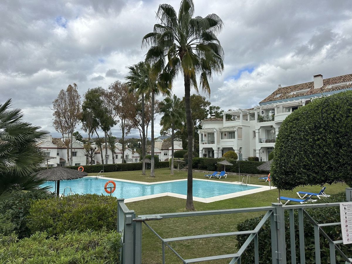 Apartment to rent in Guadalmina Alta