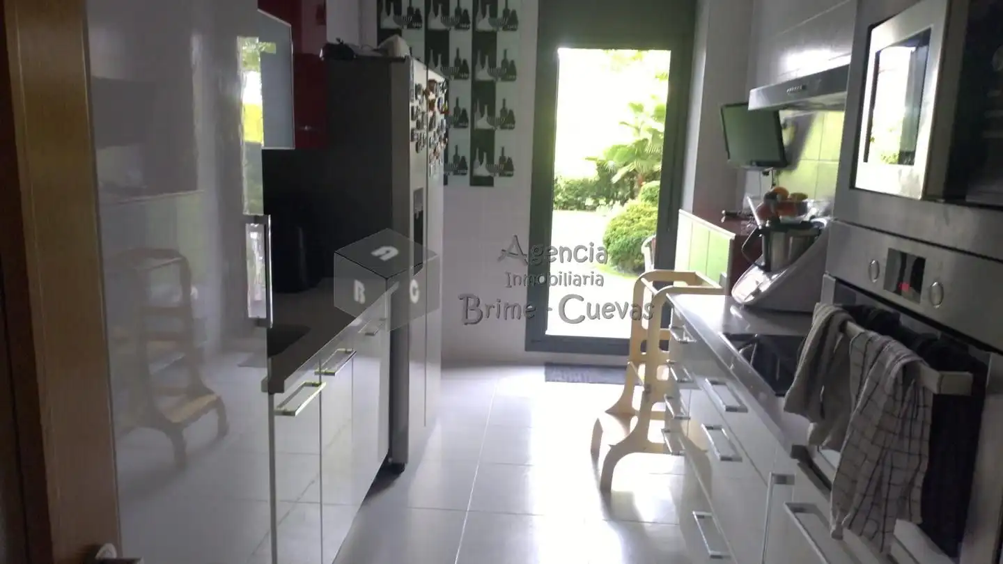 Küche von Erdgeschoss zum Verkauf in Oviedo  mit Heizung, Privatgarten und Parkett