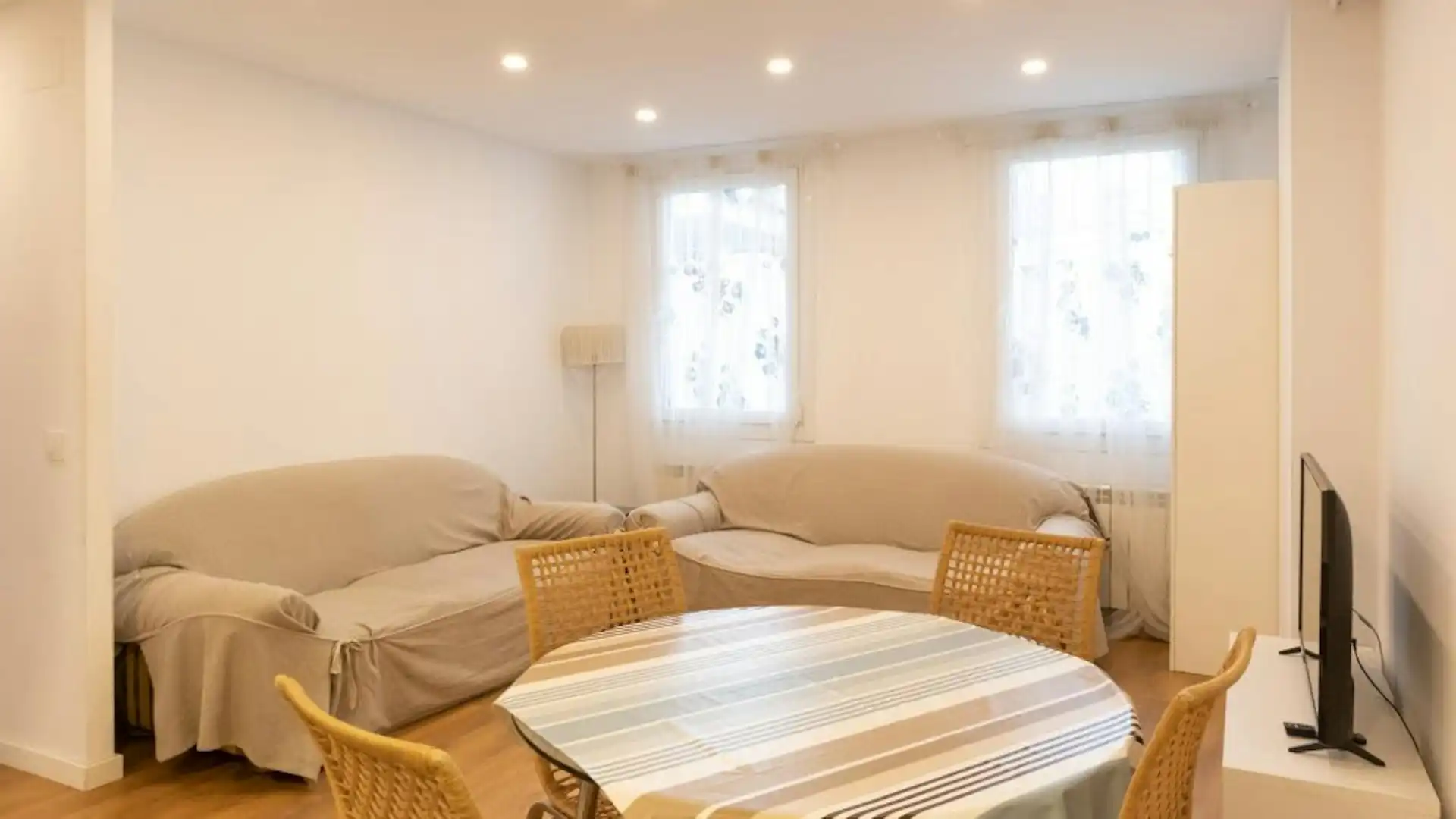 Sala d'estar de Pis de lloguer en Madrid amb Moblat, Rentadora i TV