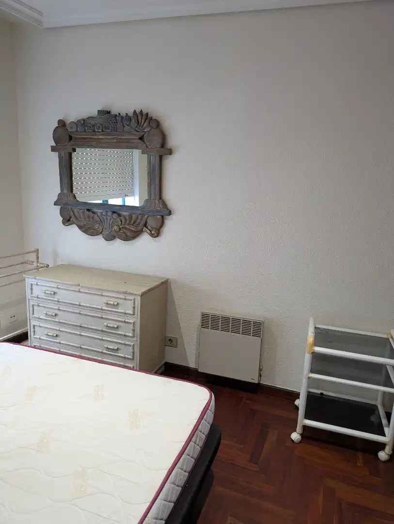 Dormitori de Apartament en venda en Pontevedra Capital  amb Calefacció, Parquet i Moblat