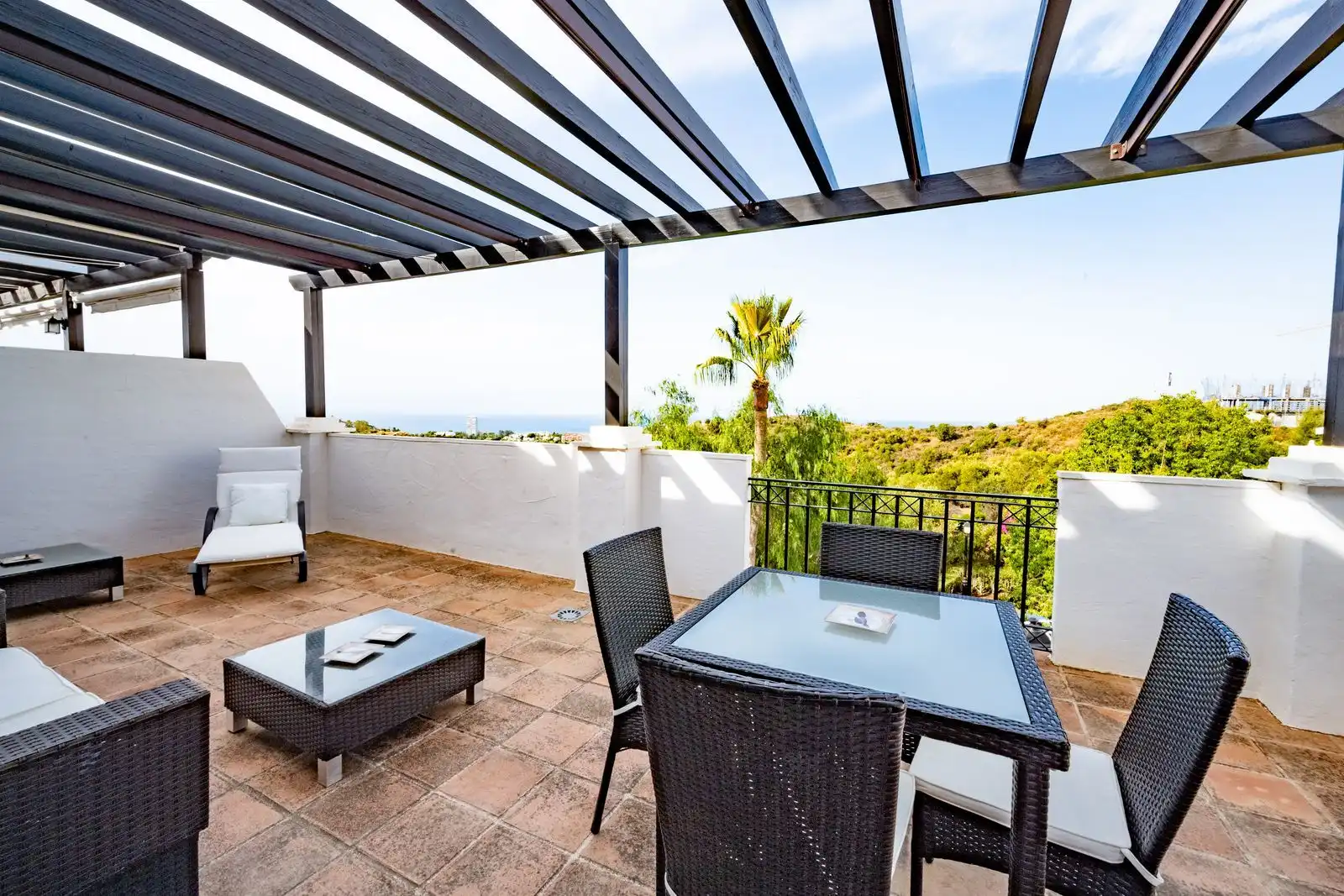 Terraza de Ático en venta en Marbella con Aire acondicionado, Internet y Piscina comunitaria