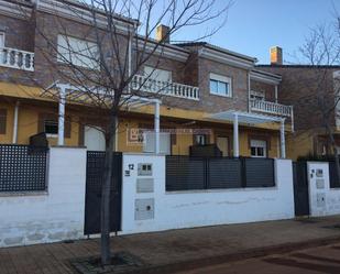 Exterior view of House or chalet to rent in Cáceres Capital  with Swimming Pool