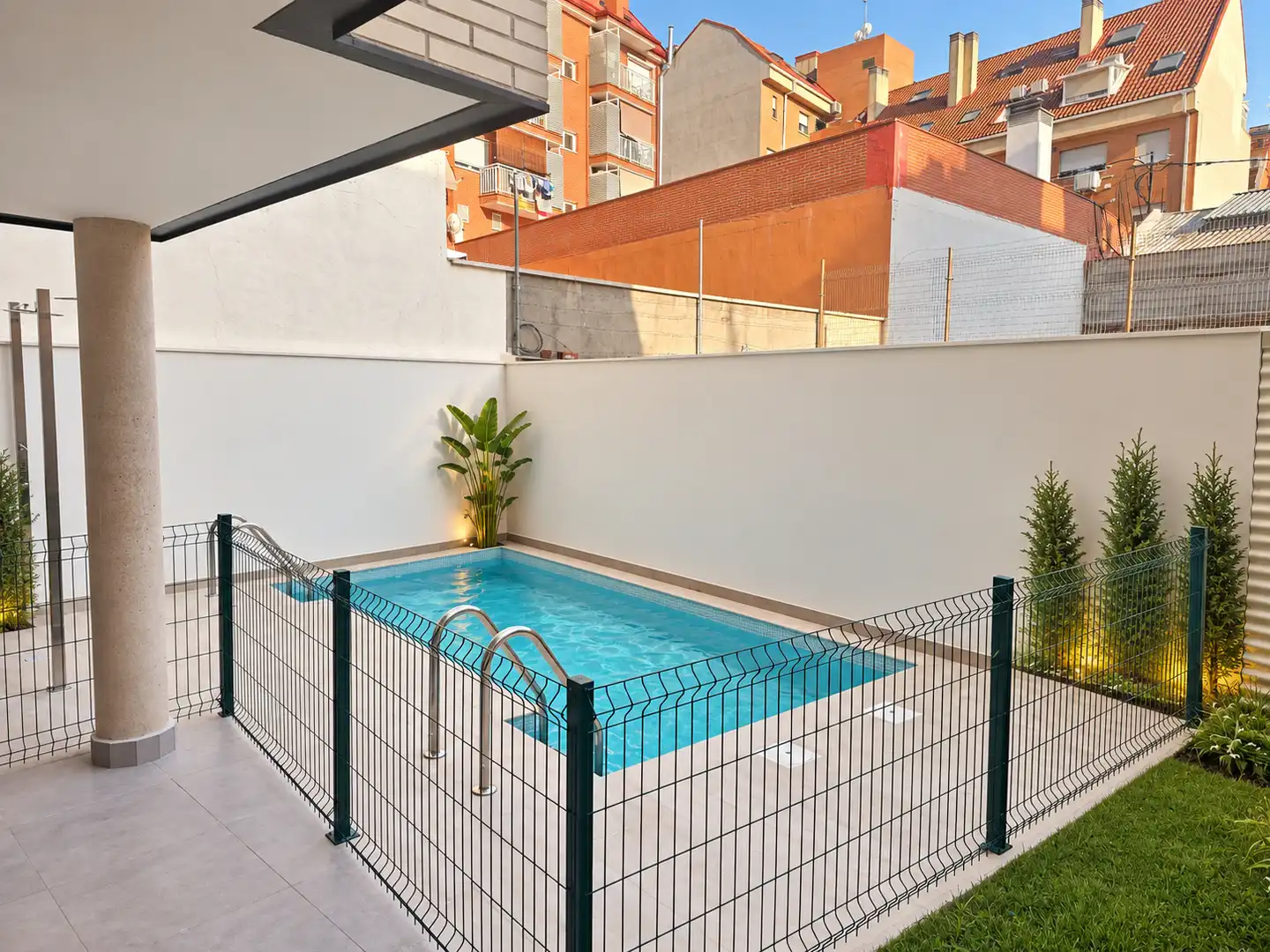 Piso de obra nueva con terraza en venta en Calle del Sauco 19