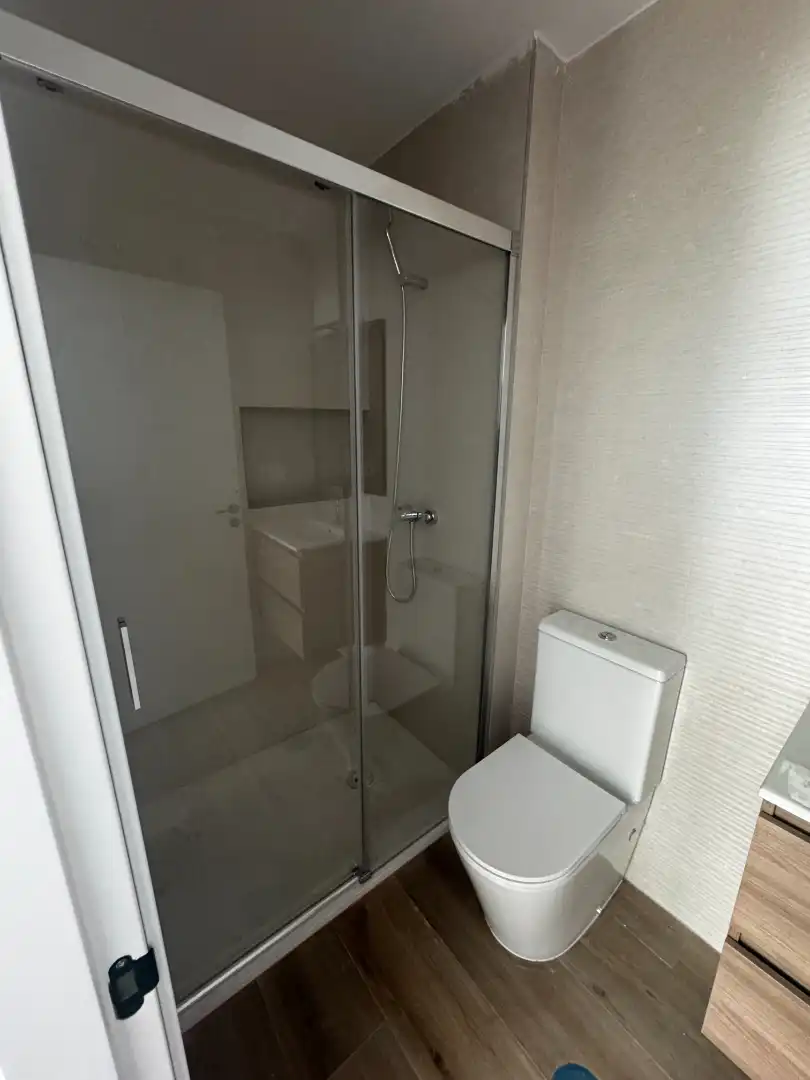 Badezimmer von Wohnung zur Miete in Maracena mit Klimaanlage, Parkett und Möbliert