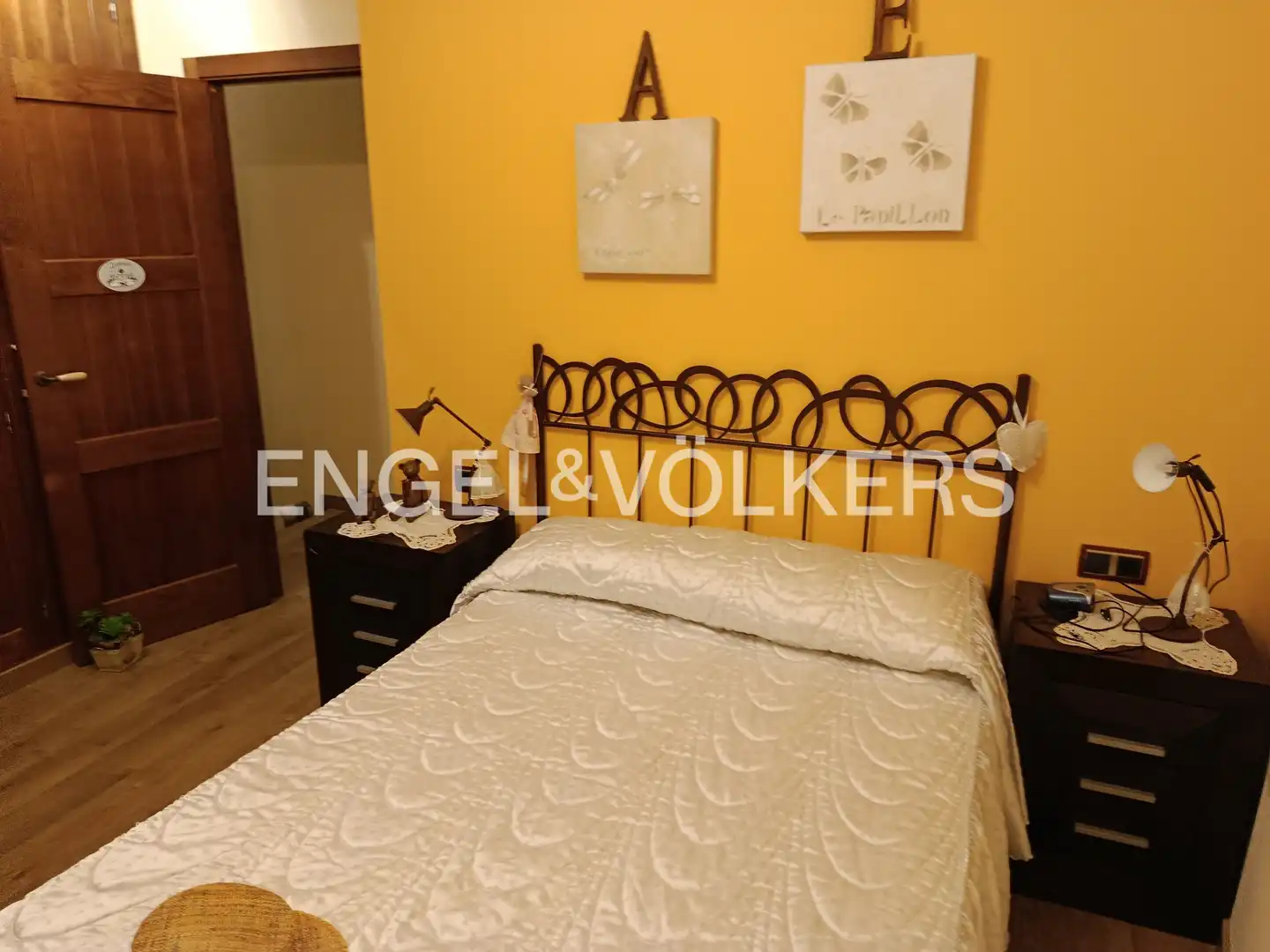 Dormitori de Casa adosada en venda en Navarredonda y San Mamés amb Calefacció, Parquet i Moblat