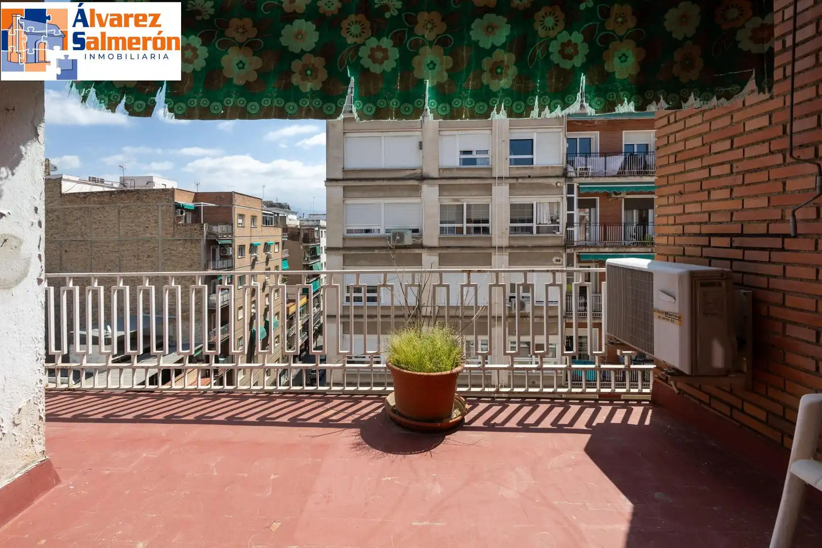 Terrassa de Pis en venda en  Granada Capital amb Aire condicionat i Balcó
