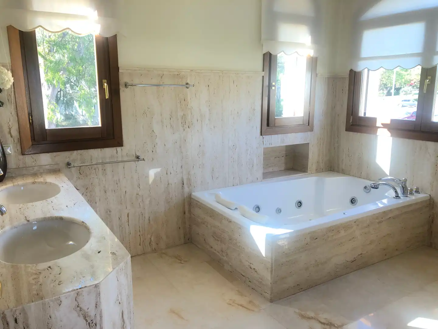 Badezimmer von Haus oder Chalet zur Miete in Marbella mit Klimaanlage, Heizung und Privatgarten