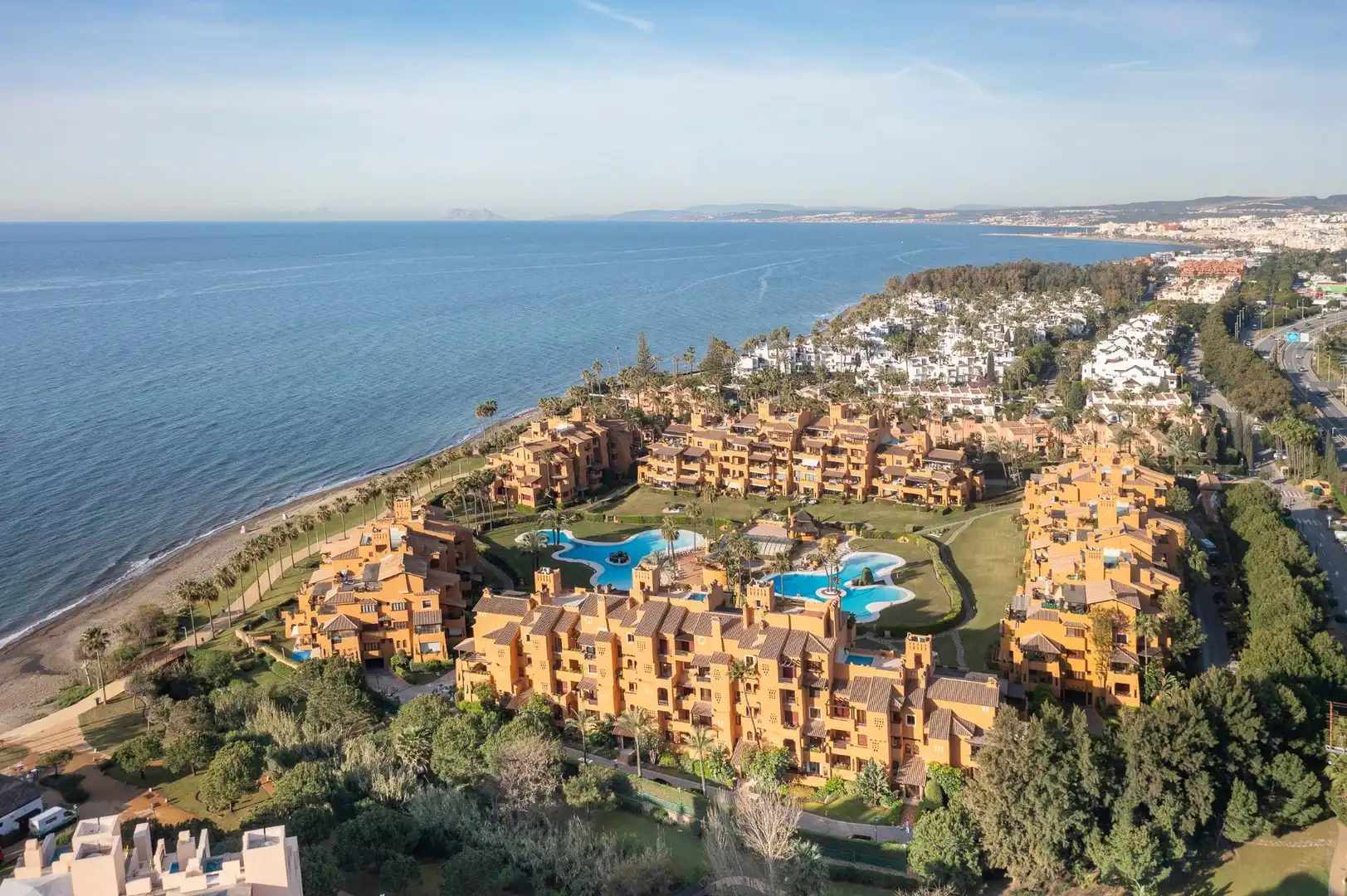 Außenansicht von Wohnungen zum Verkauf in Estepona mit Klimaanlage, Heizung und Privatgarten