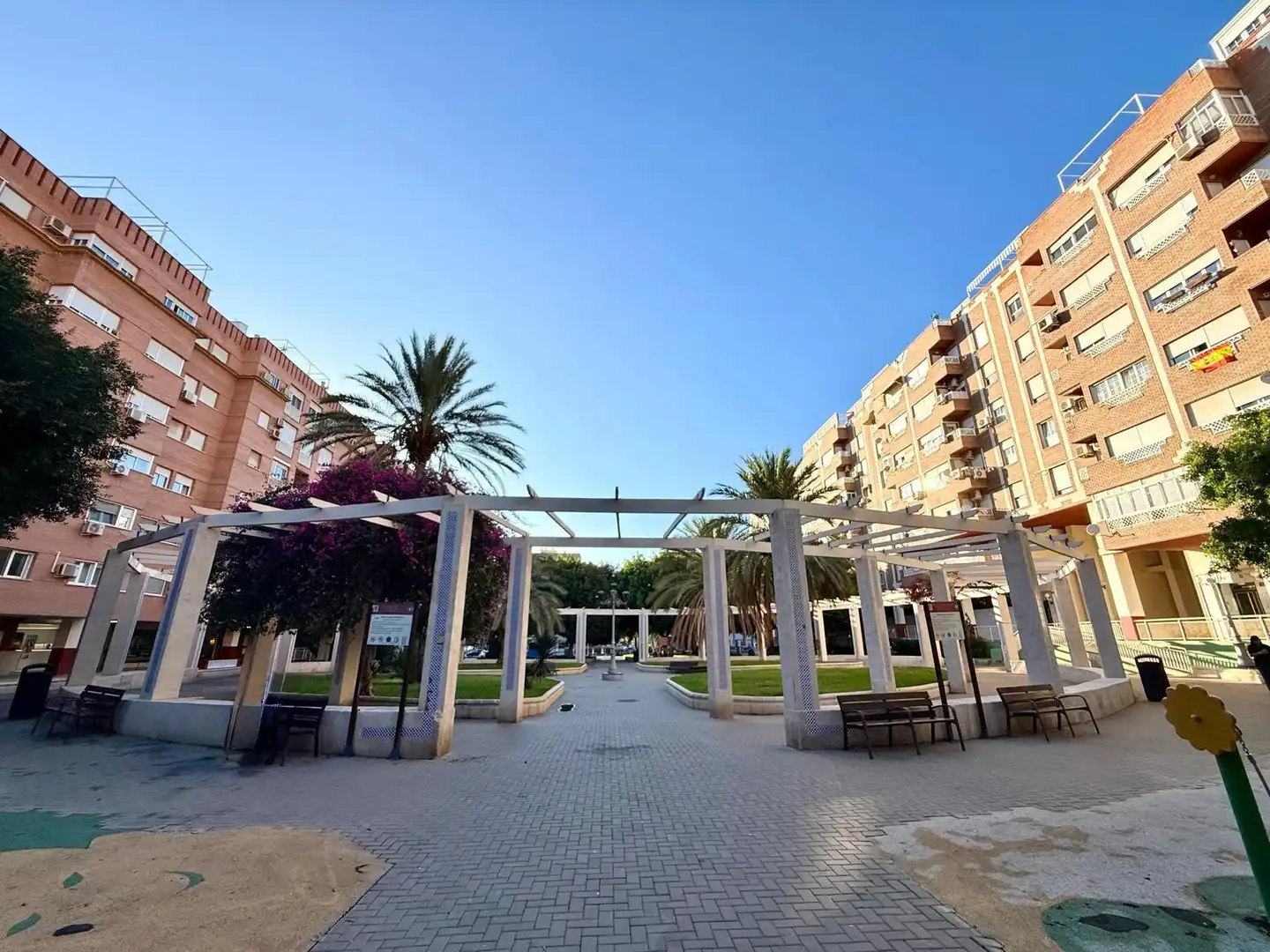 Vista exterior de Pis en venda en Almería amb Balcó