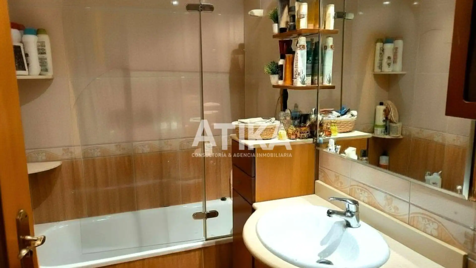 Bathroom of Flat for sale in Ontinyent  with Air Conditioner, Heating and Storage room