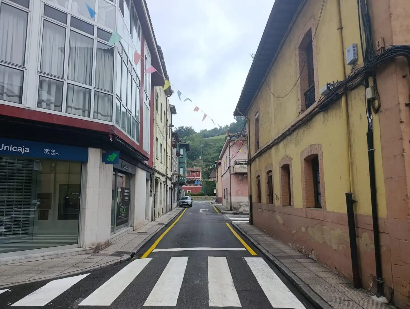 Vista exterior de Edifici en venda en Oviedo 
